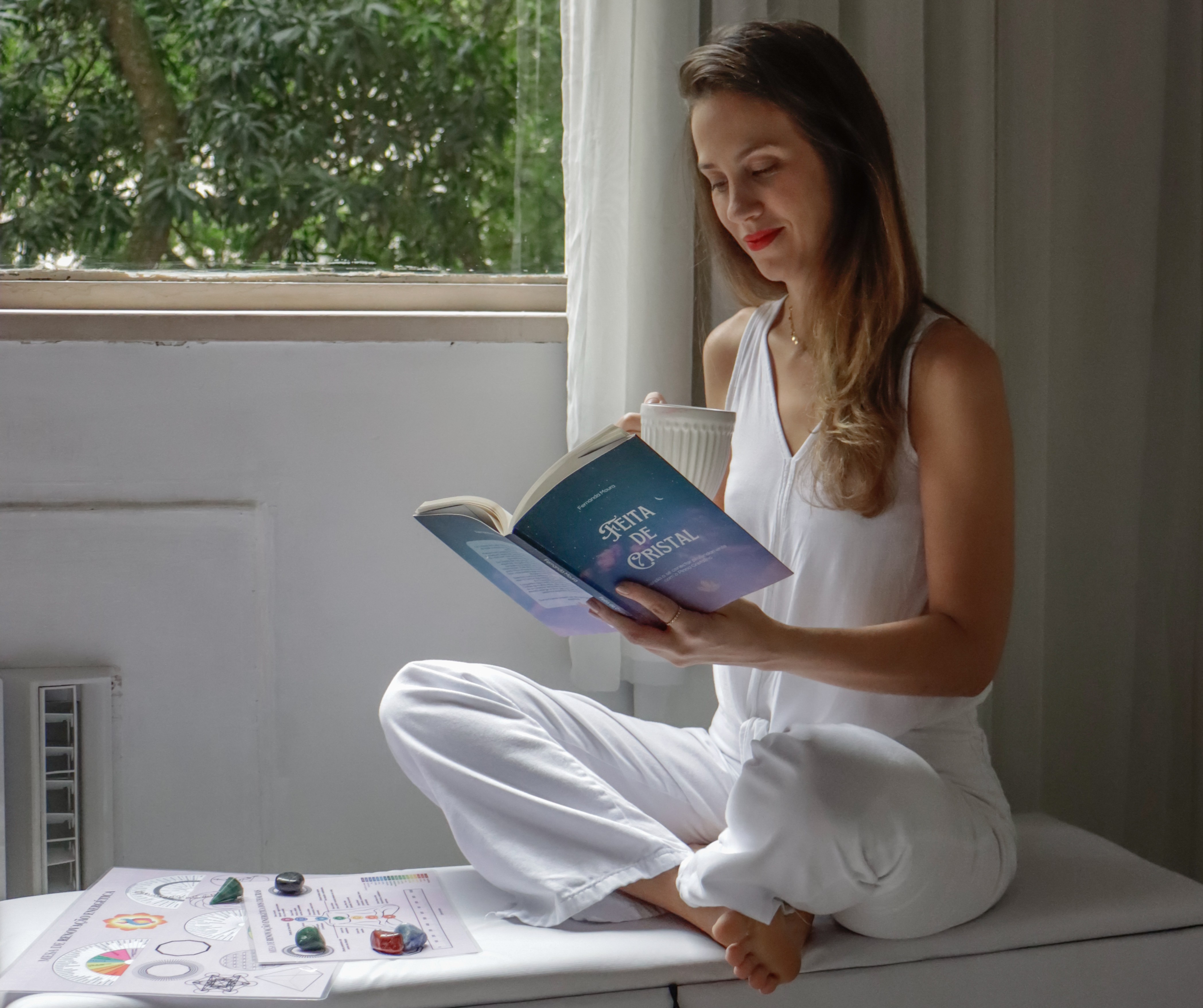 Fernanda Moura em um momento de leitura e cuidado