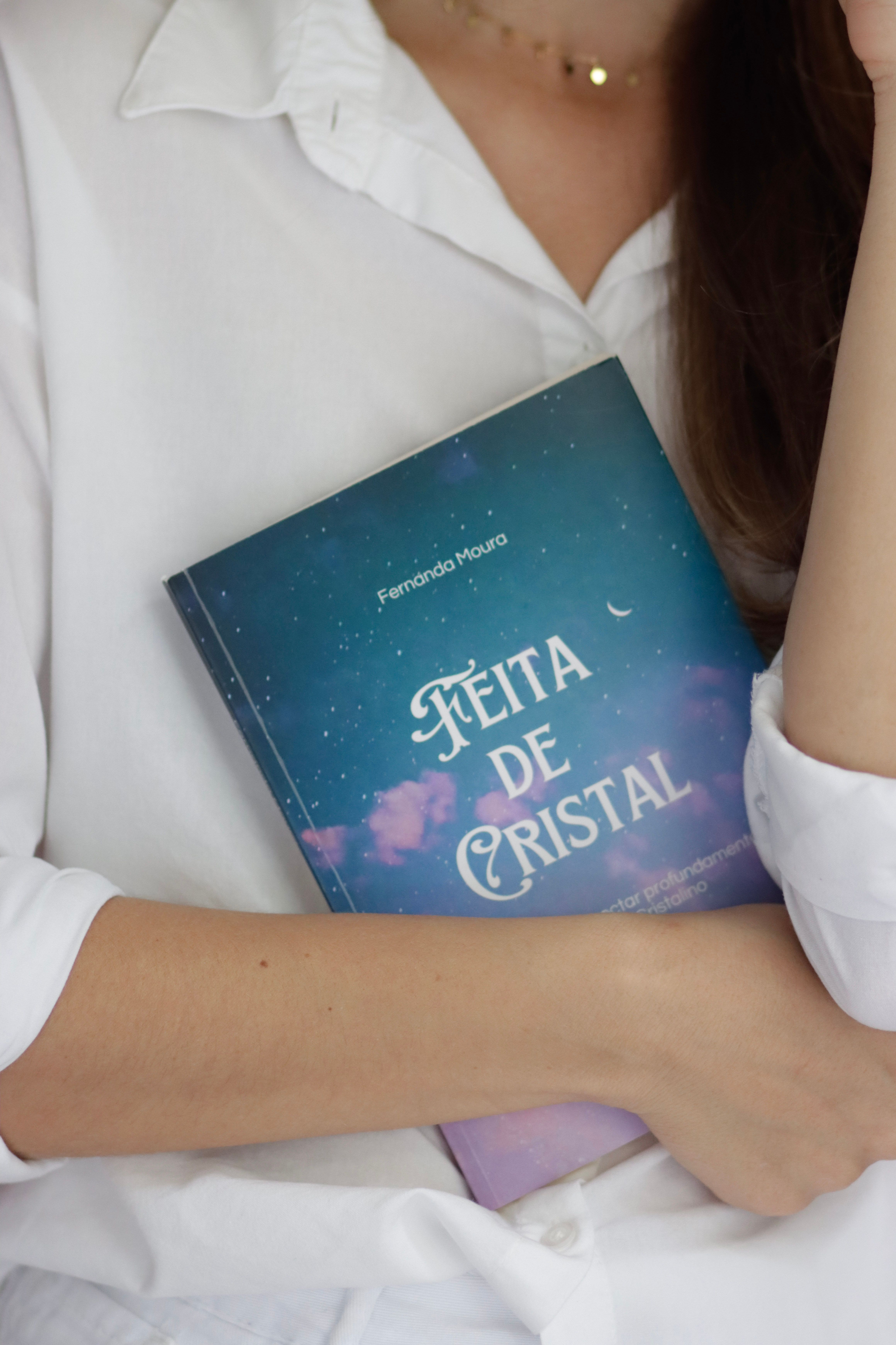 Fernanda segurando o livro Feita de Cristal